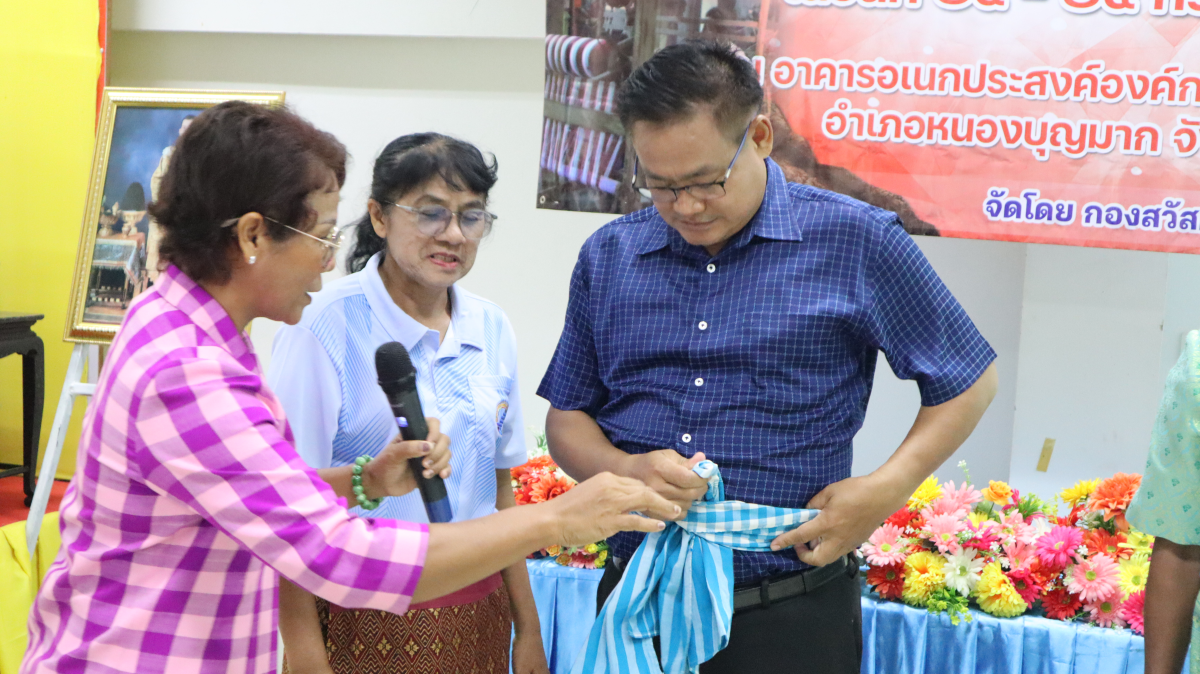 วันศุกร์ที่ 10 ตุลาคม 2568 เวลา 10.00 น. นายวิเชียร แตนกระโทก เป็นประธานในพิธี มอบใบประกาศให้กลุ่มแม่บ้าน ตามโครงการฝึกอบรมอาชีพระยะสั้น การทอผ้าขาวม้า โดยมีคณะผู้บริหาร หัวหน้าส่วนราชการ เจ้าหน้าที่กองสวัสดิการฯ เข้าร่วมในครั้งนี้ และได้รับความประสบผลสำเร็จจากการขาย มีรายได้ ใช้ในการซื้อวัสดุอุปกรณ์บางส่วน ทำใ้ห้สามารถต่อยอด ในการทอผ้าขาวม้าและผ้าถุงลายต่างๆ เป็นรายได้เสริม จากการอบรมในครั้งนี้ ณ ห้องประชุมชั้น 2 องค์การบริหารส่วนตำบลสารภี