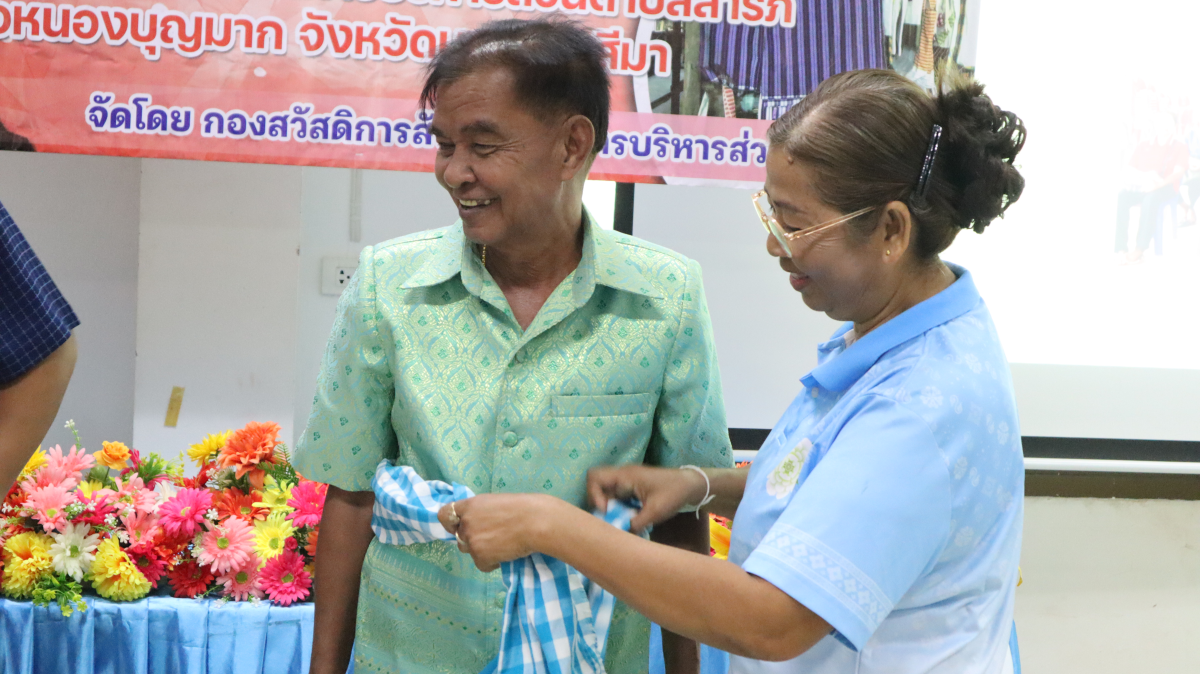 วันศุกร์ที่ 10 ตุลาคม 2568 เวลา 10.00 น. นายวิเชียร แตนกระโทก เป็นประธานในพิธี มอบใบประกาศให้กลุ่มแม่บ้าน ตามโครงการฝึกอบรมอาชีพระยะสั้น การทอผ้าขาวม้า โดยมีคณะผู้บริหาร หัวหน้าส่วนราชการ เจ้าหน้าที่กองสวัสดิการฯ เข้าร่วมในครั้งนี้ และได้รับความประสบผลสำเร็จจากการขาย มีรายได้ ใช้ในการซื้อวัสดุอุปกรณ์บางส่วน ทำใ้ห้สามารถต่อยอด ในการทอผ้าขาวม้าและผ้าถุงลายต่างๆ เป็นรายได้เสริม จากการอบรมในครั้งนี้ ณ ห้องประชุมชั้น 2 องค์การบริหารส่วนตำบลสารภี