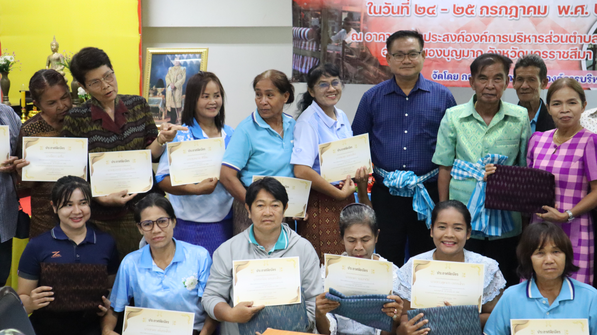 วันศุกร์ที่ 10 ตุลาคม 2568 เวลา 10.00 น. นายวิเชียร แตนกระโทก เป็นประธานในพิธี มอบใบประกาศให้กลุ่มแม่บ้าน ตามโครงการฝึกอบรมอาชีพระยะสั้น การทอผ้าขาวม้า โดยมีคณะผู้บริหาร หัวหน้าส่วนราชการ เจ้าหน้าที่กองสวัสดิการฯ เข้าร่วมในครั้งนี้ และได้รับความประสบผลสำเร็จจากการขาย มีรายได้ ใช้ในการซื้อวัสดุอุปกรณ์บางส่วน ทำใ้ห้สามารถต่อยอด ในการทอผ้าขาวม้าและผ้าถุงลายต่างๆ เป็นรายได้เสริม จากการอบรมในครั้งนี้ ณ ห้องประชุมชั้น 2 องค์การบริหารส่วนตำบลสารภี