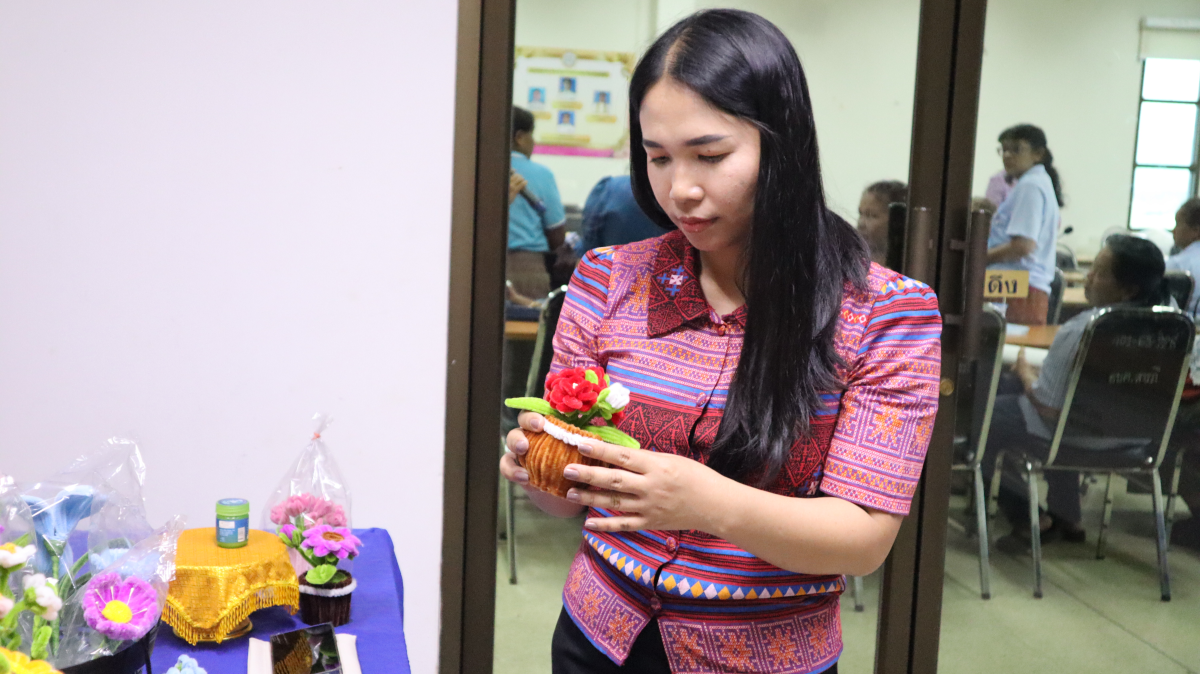 วันศุกร์ที่ 10 ตุลาคม 2568 เวลา 10.00 น. นายวิเชียร แตนกระโทก เป็นประธานในพิธี มอบใบประกาศให้กลุ่มแม่บ้าน ตามโครงการฝึกอบรมอาชีพระยะสั้น การทอผ้าขาวม้า โดยมีคณะผู้บริหาร หัวหน้าส่วนราชการ เจ้าหน้าที่กองสวัสดิการฯ เข้าร่วมในครั้งนี้ และได้รับความประสบผลสำเร็จจากการขาย มีรายได้ ใช้ในการซื้อวัสดุอุปกรณ์บางส่วน ทำใ้ห้สามารถต่อยอด ในการทอผ้าขาวม้าและผ้าถุงลายต่างๆ เป็นรายได้เสริม จากการอบรมในครั้งนี้ ณ ห้องประชุมชั้น 2 องค์การบริหารส่วนตำบลสารภี